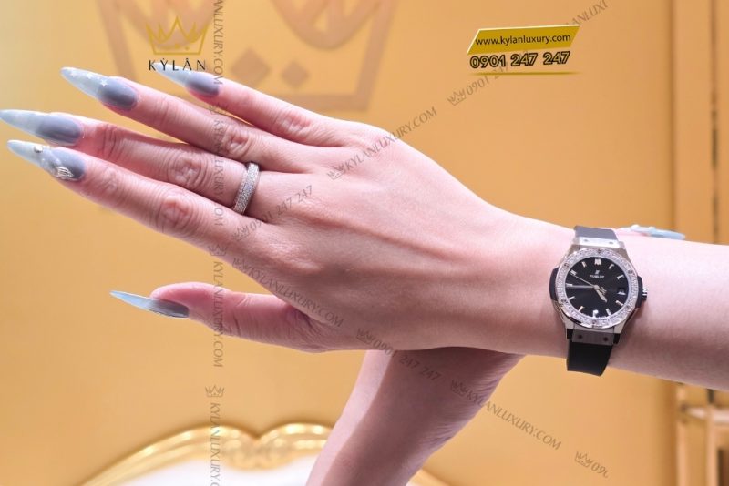 Đồng hồ Hublot Classic Fusion Titanium Diamond 33mm