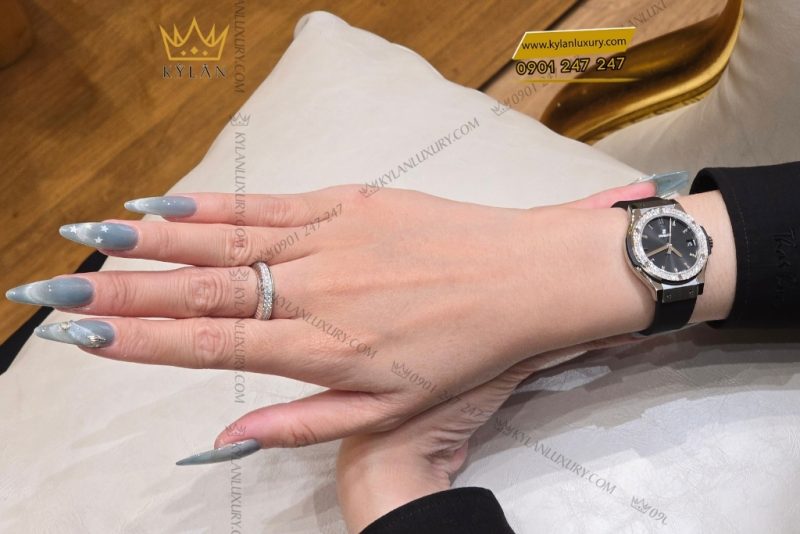 Đồng hồ Hublot Classic Fusion Titanium Diamond 33mm