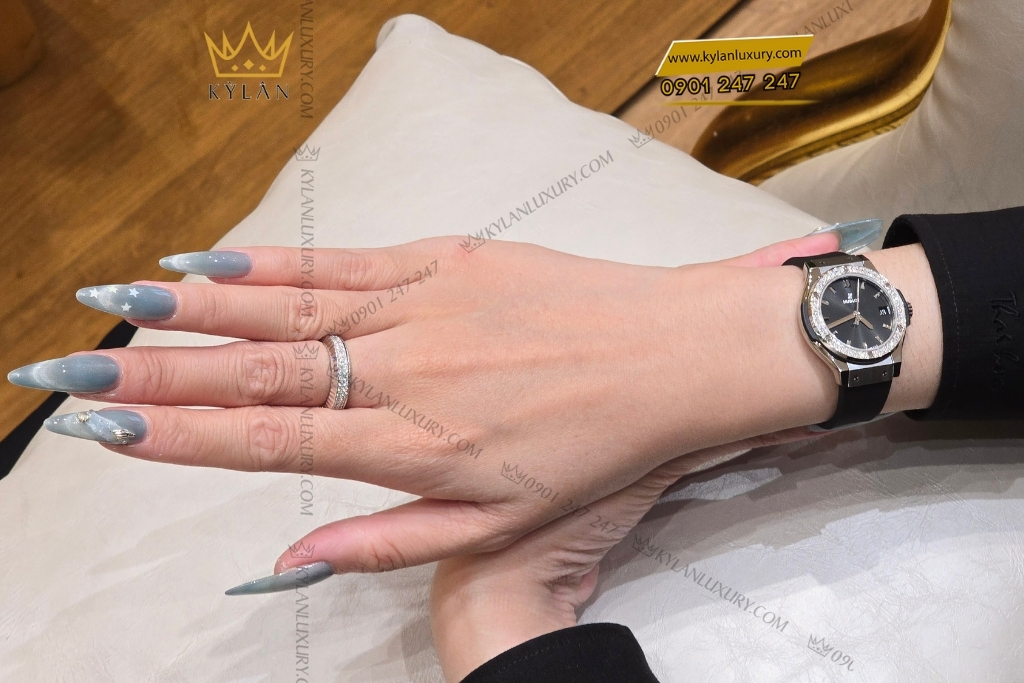 Kỳ Lân Luxury dong ho hublot classic fusion titanium diamond bezel 33mm 581 nx 1470 rx 1104 5 Đồng hồ Hublot Classic Fusion Titanium Diamond 33mm