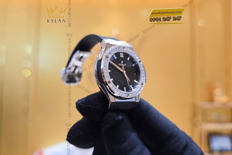 Đồng hồ Hublot Classic Fusion Titanium Diamond 33mm