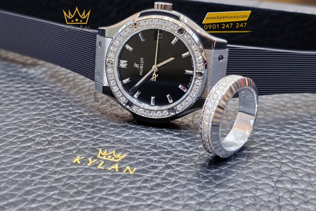 Kỳ Lân Luxury dong ho hublot classic fusion titanium diamond bezel 33mm 581 nx 1470 rx 1104 9 Đồng hồ Hublot Classic Fusion Titanium Diamond 33mm