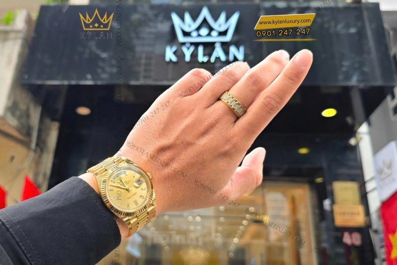 Đồng hồ Rolex Day-Date 40 228238-0005 mặt champagne nạm kim cương