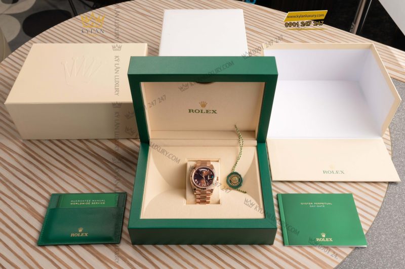 Đồng hồ Rolex Day Date 40 chocolate cọc La Mã 228235-0002