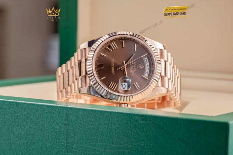 Đồng hồ Rolex Day Date 40 chocolate cọc La Mã 228235-0002