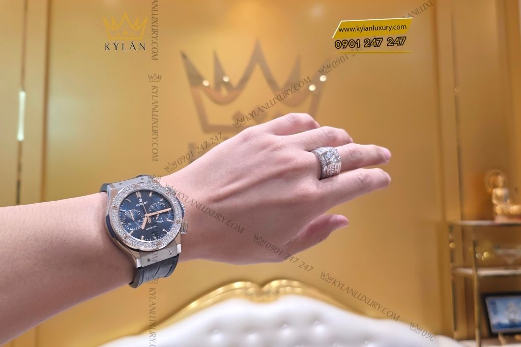 Kỳ Lân Luxury hublot classic fusion blue custom diamond 1 Đồng hồ Hublot Classic Fusion Titanium Blue Custom Diamond 42mm