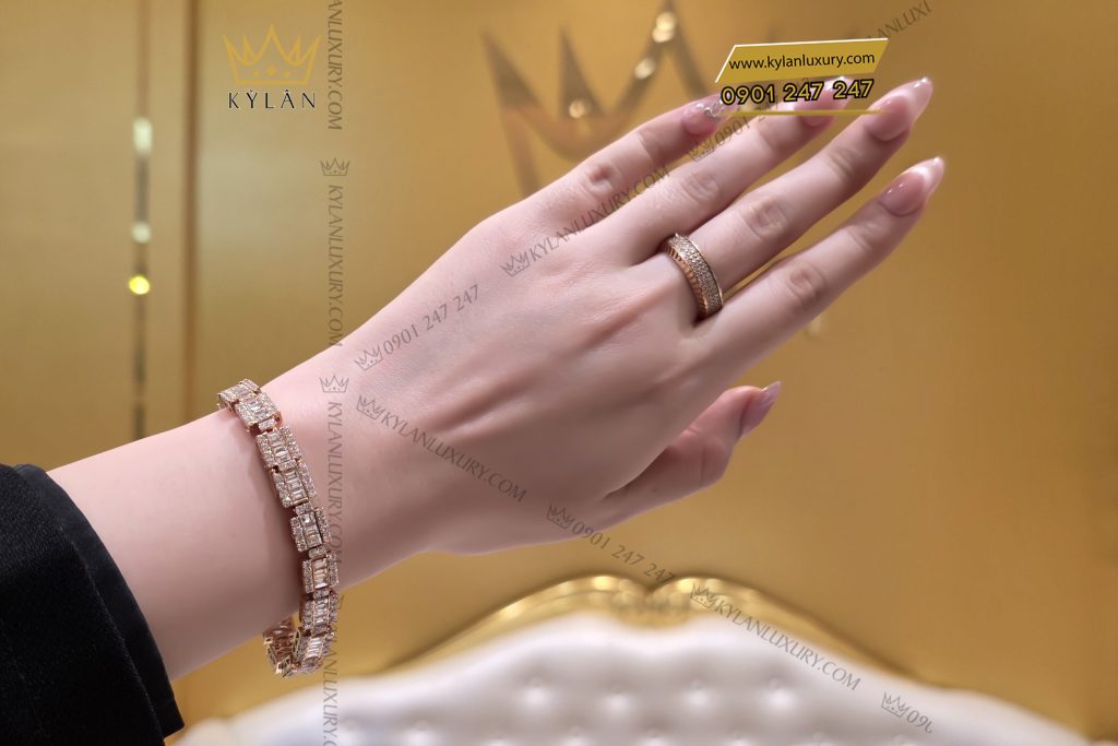 Kỳ Lân Luxury lac tay nu vang dinh kim cuong baguette 2 Lắc Tay Nữ Vàng Nguyên Khối Đính Kim Cương Baguette