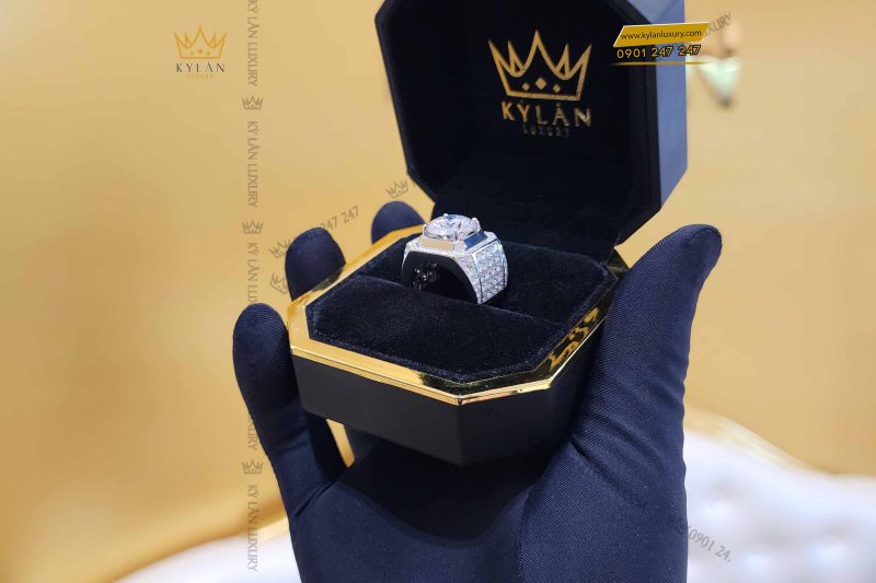 Kỳ Lân Luxury nhan nam vang trang nguyen khoi au750 dinh vien chu 13 ly 4 Nhẫn nam vàng trắng nguyên khối Au750 đính viên chủ 13ly