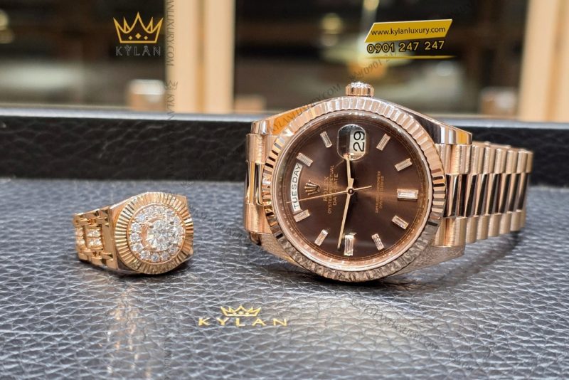 Đồng hồ Rolex Day-Date mặt số chocolate cọc kim cương baguette 228235-0003