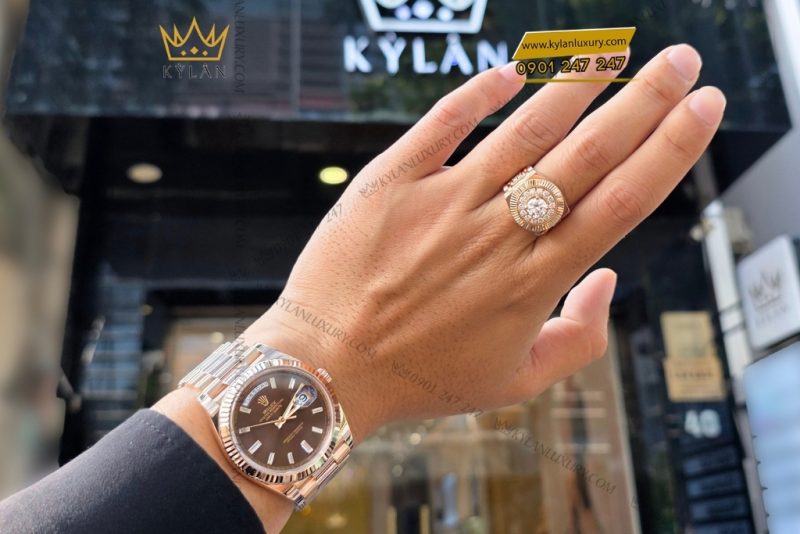 Đồng hồ Rolex Day-Date mặt số chocolate cọc kim cương baguette 228235-0003
