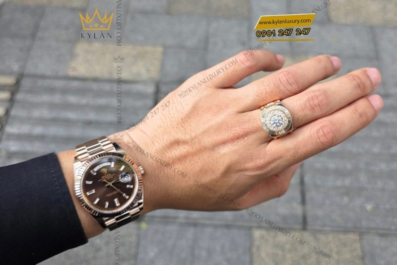 Đồng hồ Rolex Day-Date mặt số chocolate cọc kim cương baguette 228235-0003
