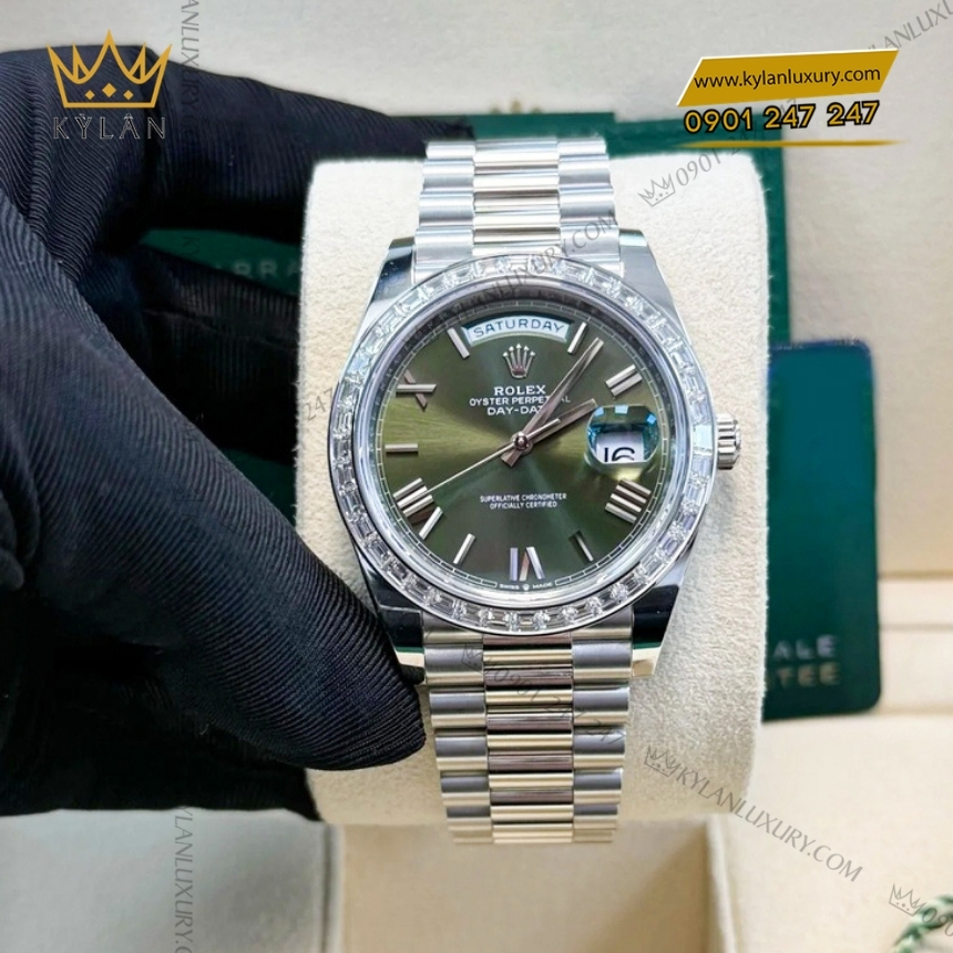 Kỳ Lân Luxury rolex day date 40 bach kim m228396tbr 0020 3 Đồng hồ Rolex Day Date olive vành kim vuông 228396TBR-0020