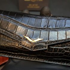Bao da Vertu ngang có nắp da cá sấu màu đen