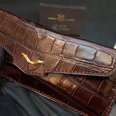 Bao da Vertu ngang có nắp da cá sấu nâu tối