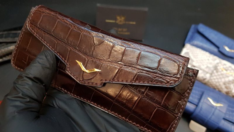 Bao da Vertu ngang có nắp da cá sấu nâu tối