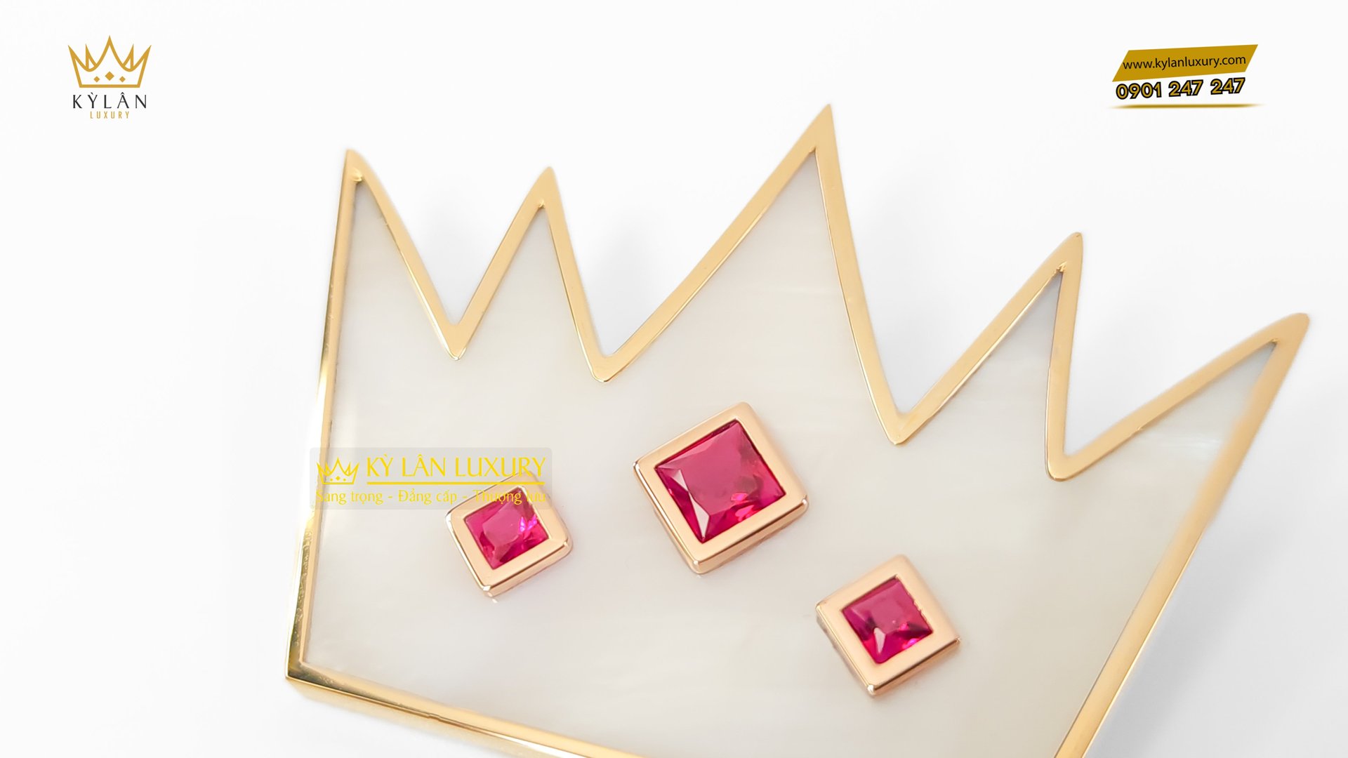 Kỳ Lân Luxury bong tai vang trang dinh kim cuong kylan 2 406164f0 991b 4e39 bc50 92b33848daa1 Vương Miện Cài Áo M.O.P Đính Ruby