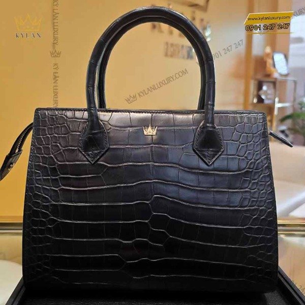 tui-xach-nu-full-da-ca-alligator-black-dinh-logo-vuong-mieng-10