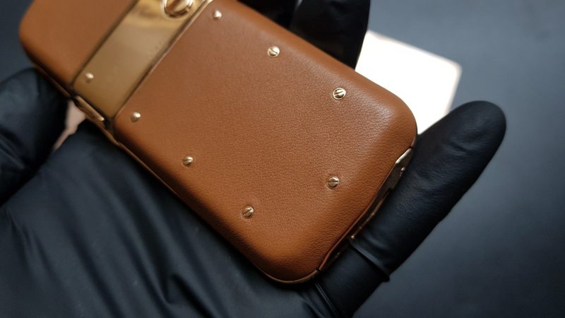 Vertu Constellation bọc vàng da nâu