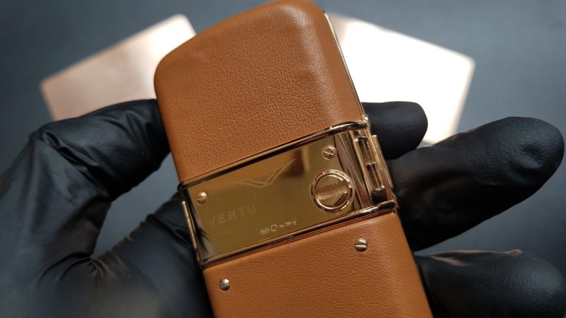 Vertu Constellation bọc vàng da nâu