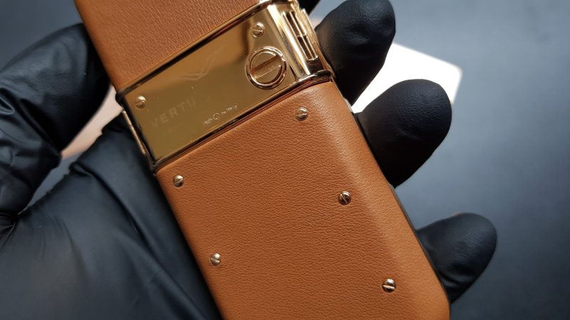 Vertu Constellation bọc vàng da nâu