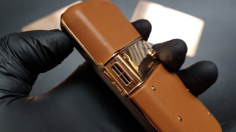 Vertu Constellation bọc vàng da nâu