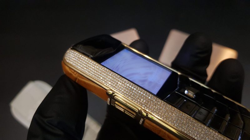 Kỳ Lân Luxury vertu constellation dinh full kim cuong da van ca sau 24 1 Vertu Constellation đính full kim cương da vân cá sấu