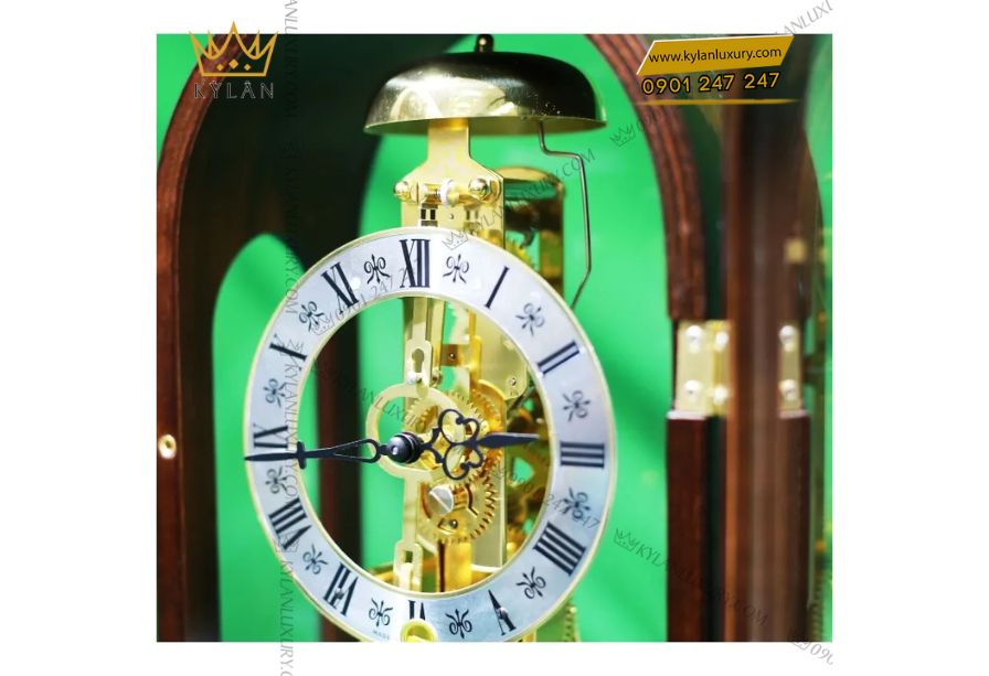Đồng hồ để bàn HERMLE 22712-030791 có toàn bộ phần vỏ được làm từ gỗ óc chó cao cấp 
