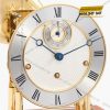 Lấy cảm hứng từ sự tối giản thanh lịch, Hermle 22801-Q50352 sở hữu thiết kế vỏ gỗ đàn Piano nâu trầm kết hợp kính pha lê trong suốt, cho phép chiêm ngưỡng trọn vẹn vẻ đẹp cơ khí tinh xảo bên trong.