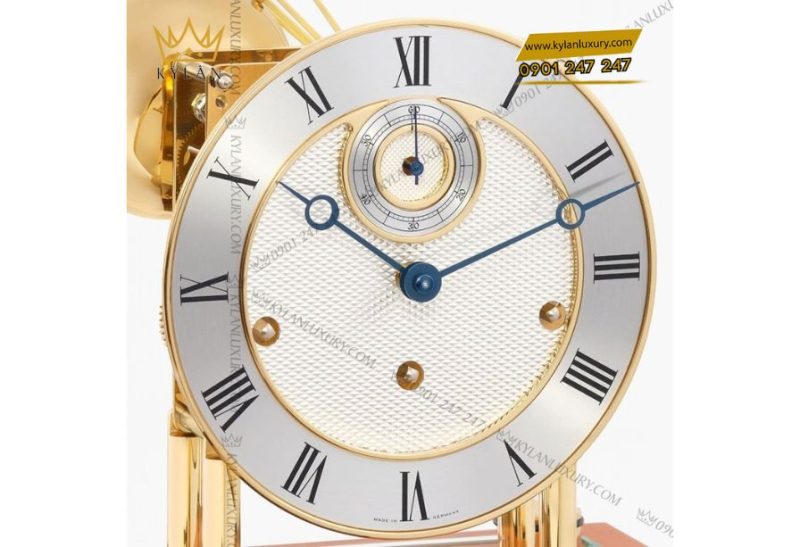 Lấy cảm hứng từ sự tối giản thanh lịch, Hermle 22801-Q50352 sở hữu thiết kế vỏ gỗ đàn Piano nâu trầm kết hợp kính pha lê trong suốt, cho phép chiêm ngưỡng trọn vẹn vẻ đẹp cơ khí tinh xảo bên trong.