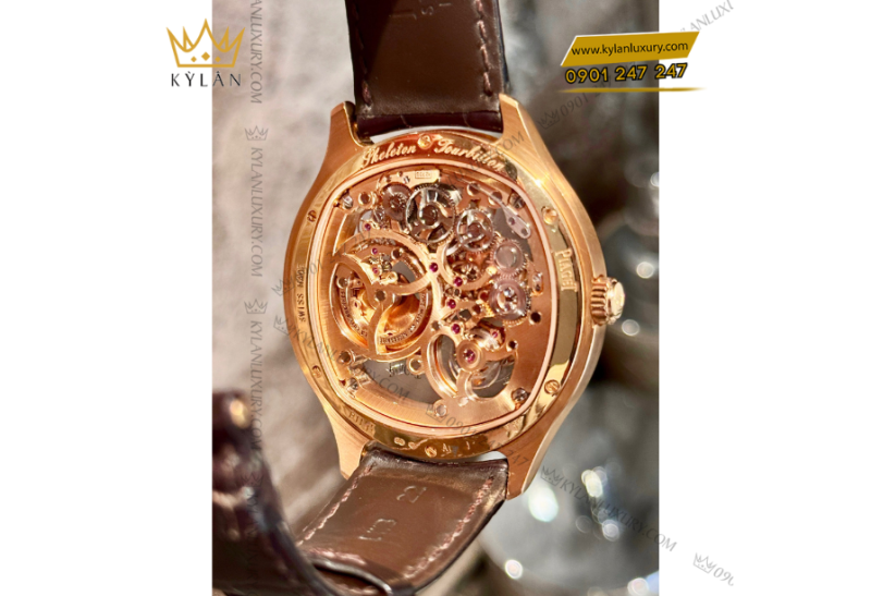 Điểm nhấn bộ máy cơ có cấu trúc đảo ngược, tourbillon tự động mỏng nhất thế giới, chỉ dày 8,85mm.