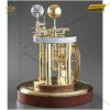 Hermle 22836-072987 có đế gỗ anh đào đánh bóng thủ công mang sắc nâu ấm sang trọng và mái vòm kính pha lê trong suốt