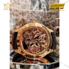 Vỏ và vành bezel đều được chế tác từ vàng hồng 18k, kết hợp cùng dây đeo da cá sấu cao cấp