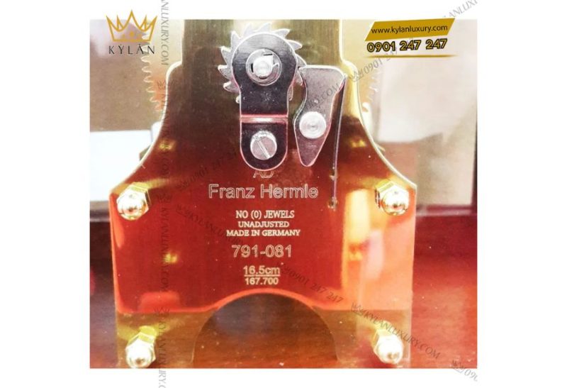Đồng hồ để bàn HERMLE 22712-030791 có vỏ làm từ gỗ óc chó