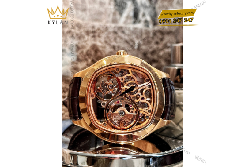 Vỏ và vành bezel đều được chế tác từ vàng hồng 18k, kết hợp cùng dây đeo da cá sấu cao cấp