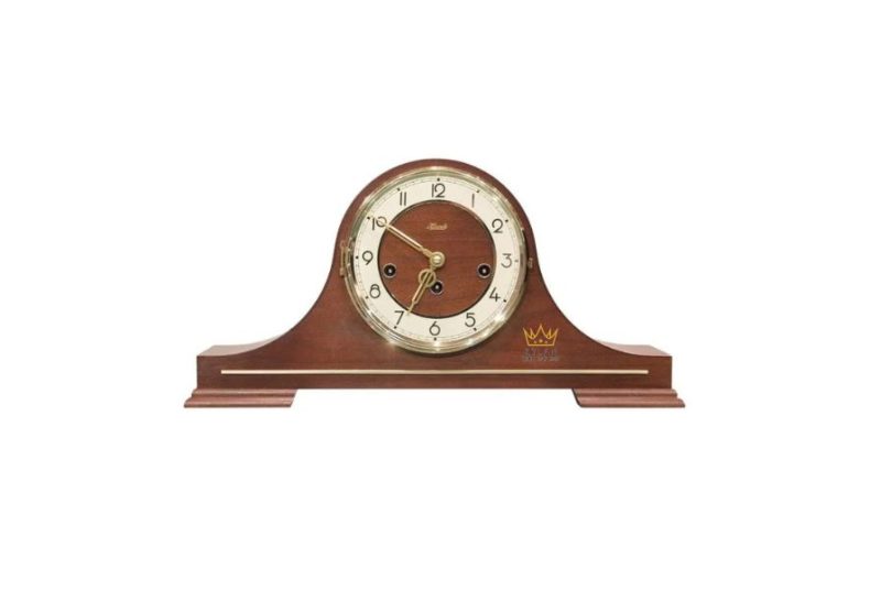 Đồng hồ Hermle 21092-030340 có phần vỏ được làm từ gỗ óc chó cao cấp, mặt số La Mã mạ vàng và họa tiết in nổi tinh xảo
