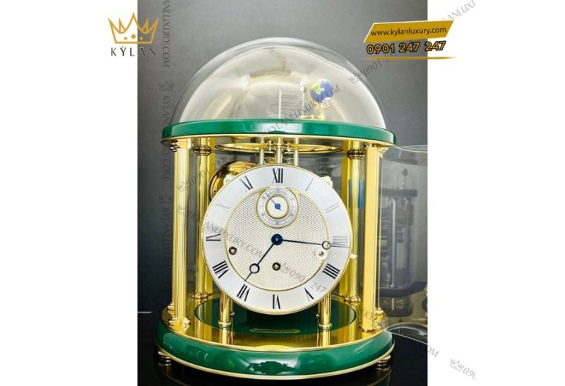 Toàn bộ đồng hồ được bao bọc bởi lớp kính pha lê cao cấp, giúp người đeo dễ dàng chiêm ngưỡng bộ máy cơ học tinh xảo bên trong