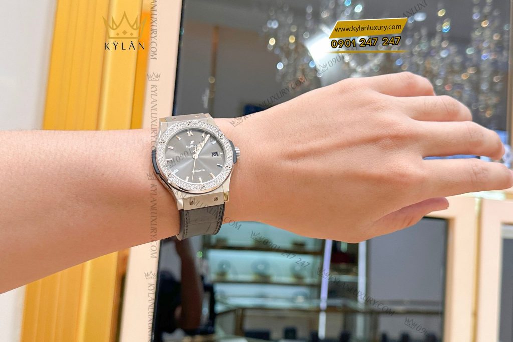 Kỳ Lân Luxury Dong ho Hublot Classic Fusion Grey Titanium custom kim cuong 42mm 23 Đồng hồ Hublot Classic Fusion Grey Titanium custom kim cương 42mm