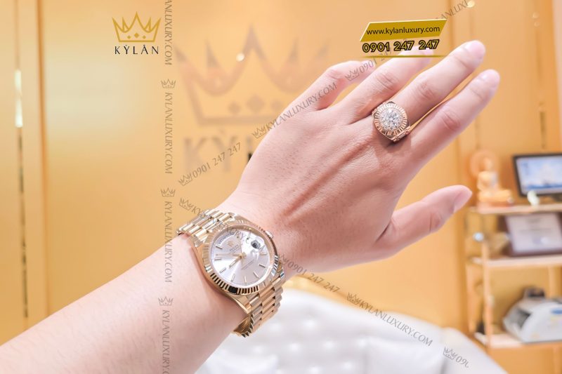 Đồng hồ Rolex Day-Date 40 228238-0066 Yellow Gold mặt số bạc