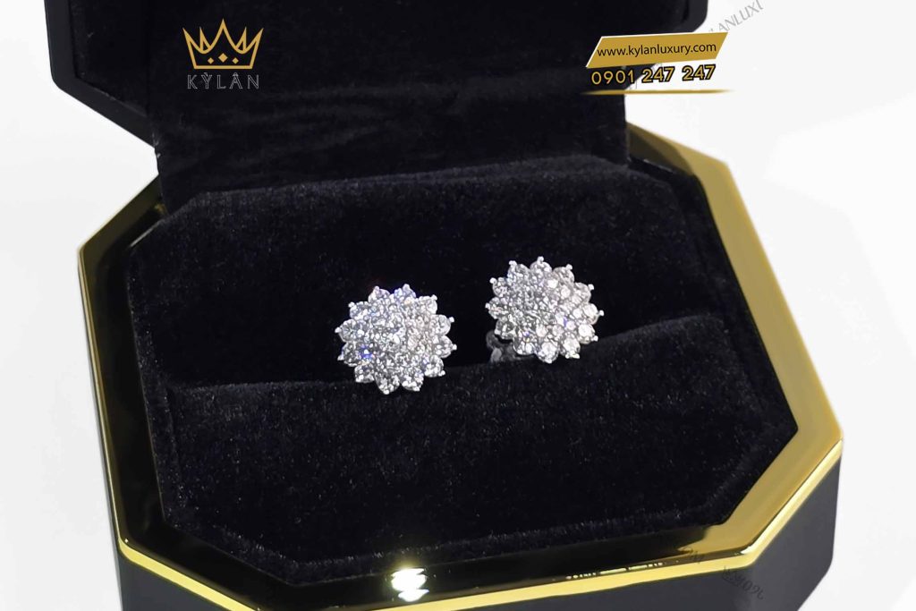 Kỳ Lân Luxury bong tai vang trang nguyen khoi au750 dinh kim cuong 3 Bông tai vàng trắng nguyên khối Au750 đính kim cương