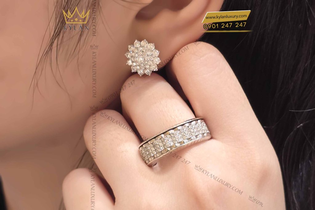 Kỳ Lân Luxury bong tai vang trang nguyen khoi au750 dinh kim cuong 6 Bông tai vàng trắng nguyên khối Au750 đính kim cương