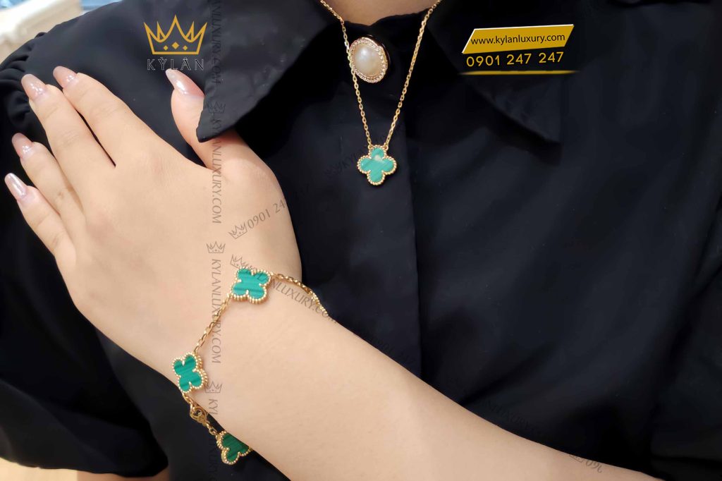 Kỳ Lân Luxury day chuyen co bon la vang nguyen khoi au750 dinh da quy xanh 10 Dây chuyền cỏ bốn lá vàng nguyên khối Au750 đính đá quý xanh