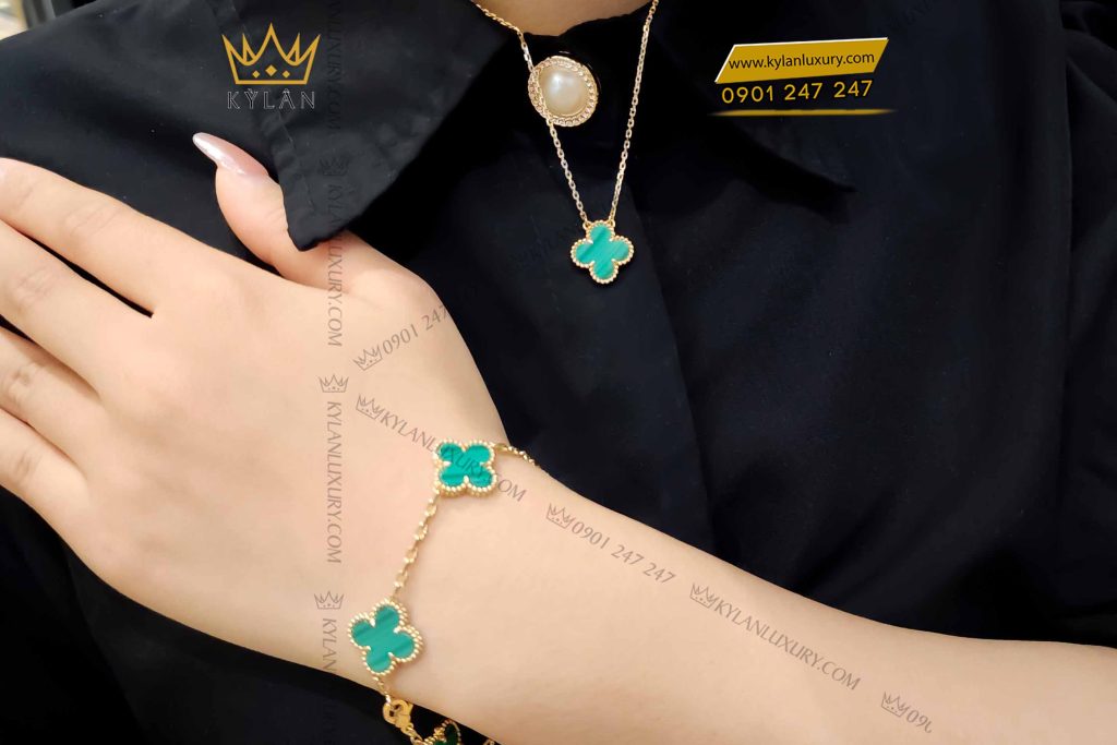 Kỳ Lân Luxury day chuyen co bon la vang nguyen khoi au750 dinh da quy xanh 9 Dây chuyền cỏ bốn lá vàng nguyên khối Au750 đính đá quý xanh