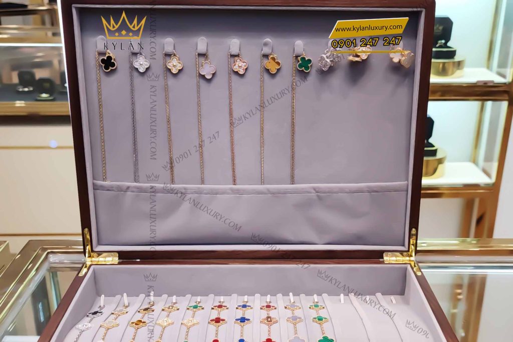 Kỳ Lân Luxury day chuyen co bon la vang nguyen khoi au750 mat xa cu 3 Dây chuyền cỏ bốn lá vàng nguyên khối Au750 mặt xà cừ