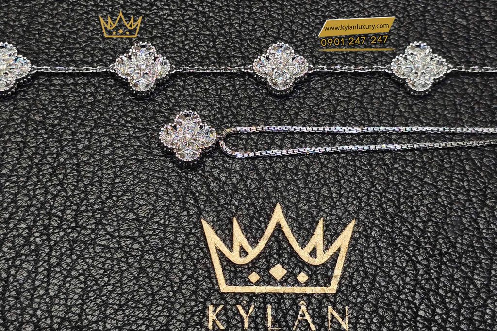 Kỳ Lân Luxury day chuyen co bon la vang trang nguyen khoi au750 dinh kim cuong 2 Dây chuyền cỏ bốn lá vàng trắng nguyên khối Au750 đính kim cương