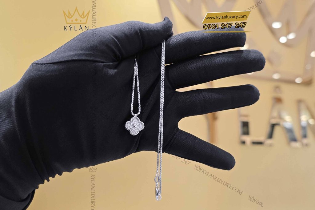 Kỳ Lân Luxury day chuyen co bon la vang trang nguyen khoi au750 dinh kim cuong 3 Dây chuyền cỏ bốn lá vàng trắng nguyên khối Au750 đính kim cương
