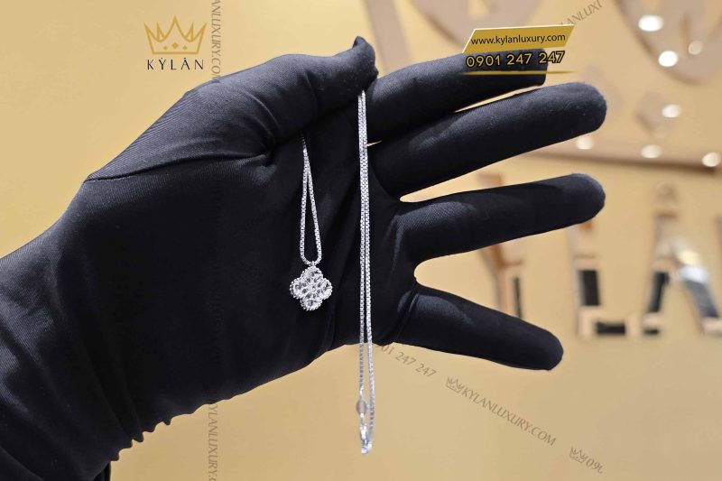 Dây chuyền cỏ bốn lá vàng trắng nguyên khối Au750 đính kim cương