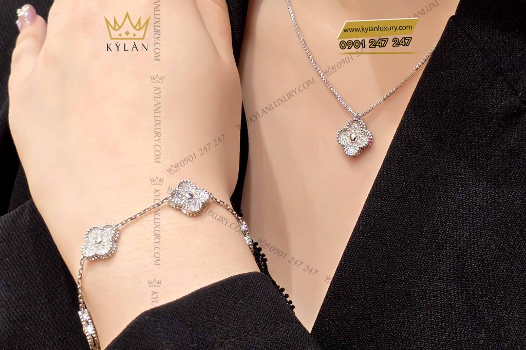 Kỳ Lân Luxury day chuyen co bon la vang trang nguyen khoi au750 dinh kim cuong 5 Dây chuyền cỏ bốn lá vàng trắng nguyên khối Au750 đính kim cương