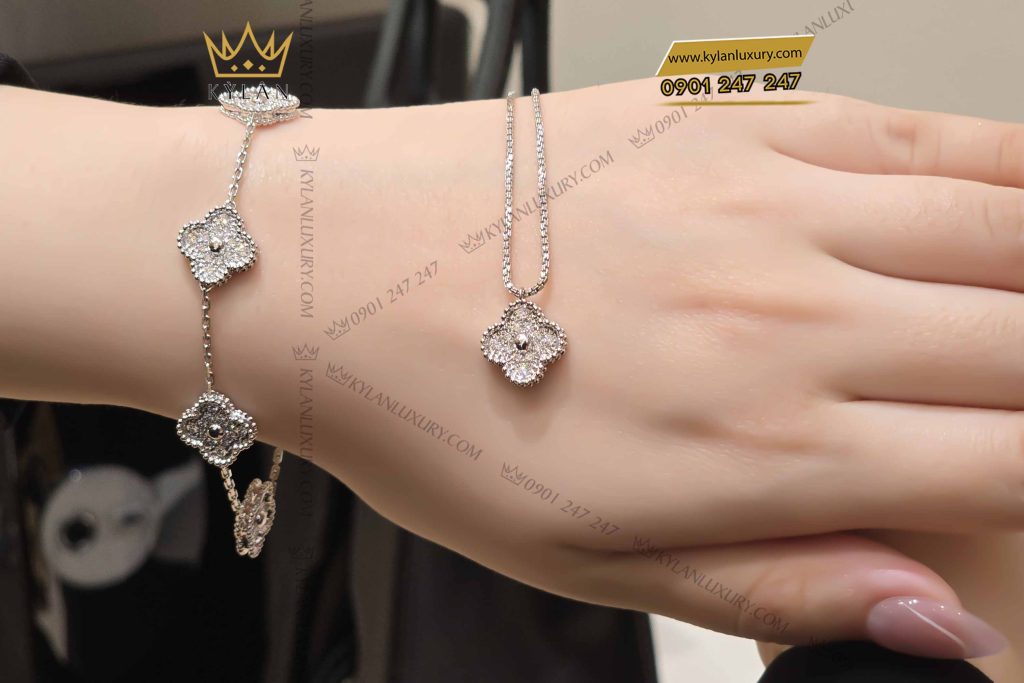 Kỳ Lân Luxury day chuyen co bon la vang trang nguyen khoi au750 dinh kim cuong 8 Dây chuyền cỏ bốn lá vàng trắng nguyên khối Au750 đính kim cương