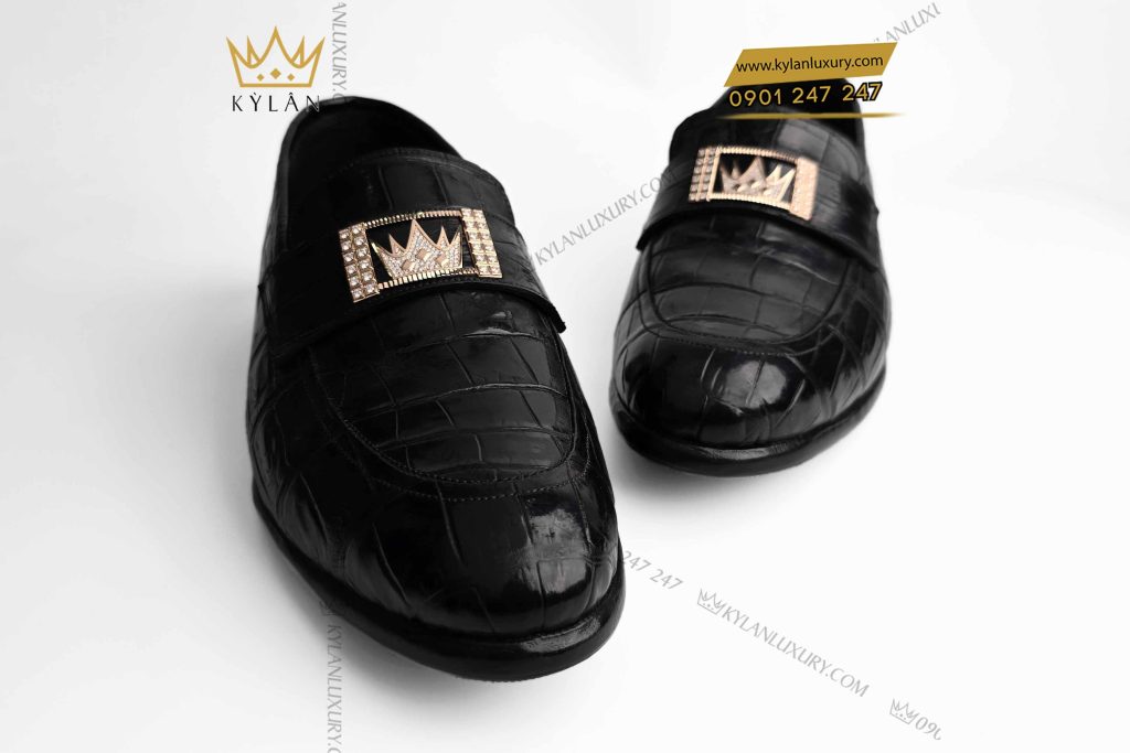 Kỳ Lân Luxury giay nam da ca alligator dinh logo vuong mien full kim cuong 3 Giày nam da cá Alligator đính logo vương miện full kim cương