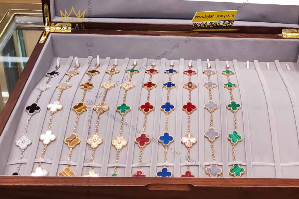 Kỳ Lân Luxury lac tay co bon la vang nguyen khoi au750 dinh da quy do 3 Lắc tay cỏ bốn lá vàng nguyên khối Au750 đính đá quý đỏ