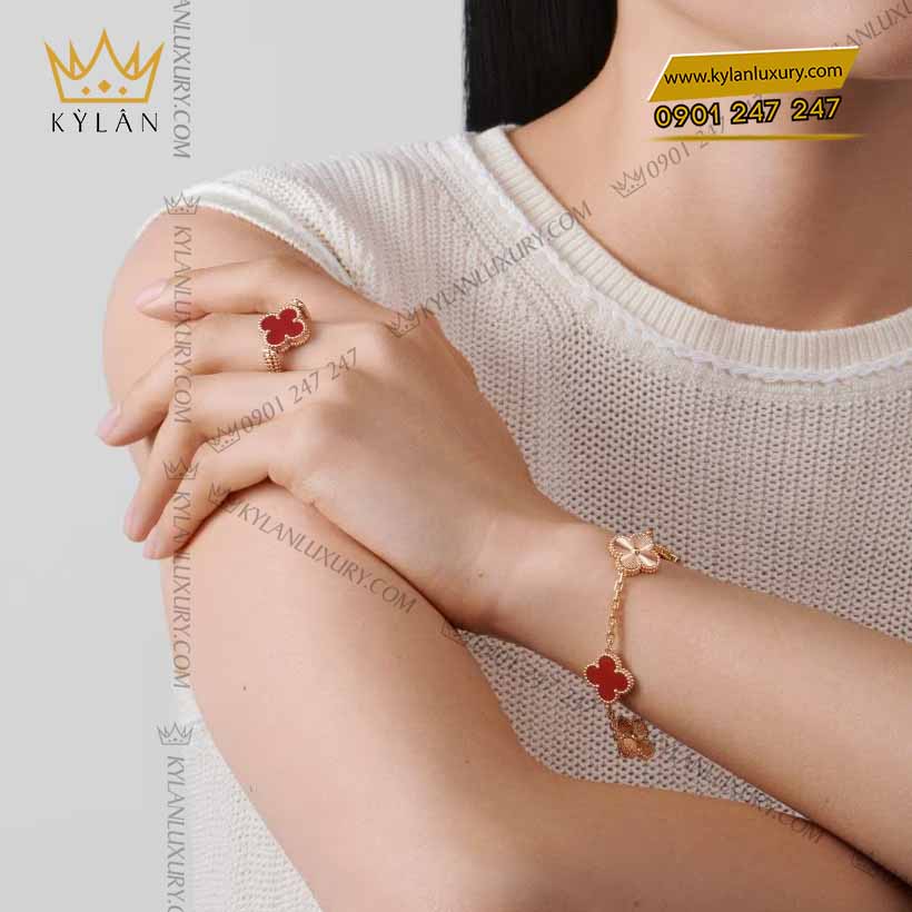 Kỳ Lân Luxury lac tay co bon la vang nguyen khoi au750 dinh da quy do 6 Lắc tay cỏ bốn lá vàng nguyên khối Au750 đính đá quý đỏ